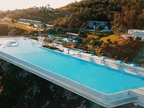 無邊際游泳池是怎么實(shí)現(xiàn)游不盡頭的呢？